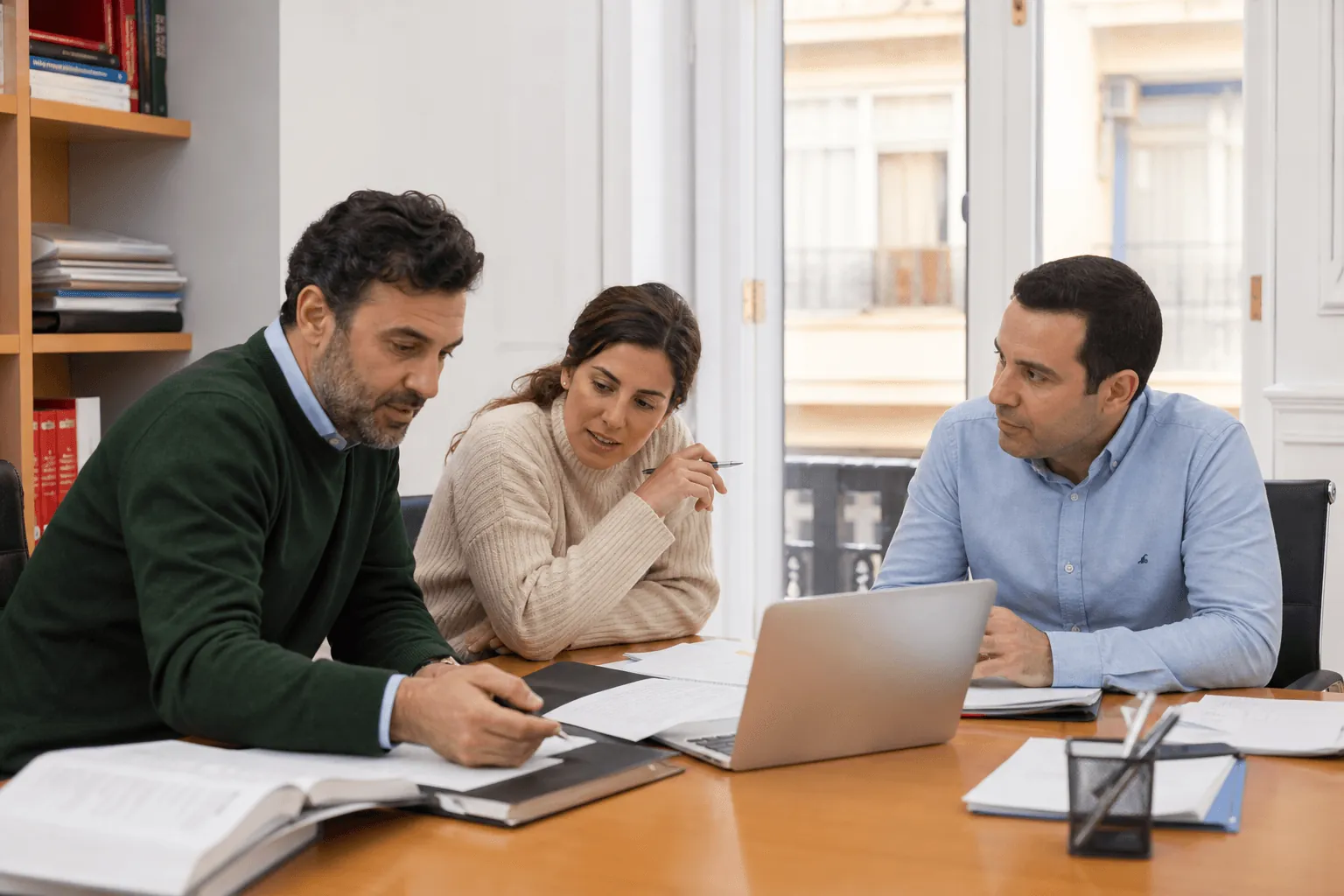 Equipo jurídico trabajando en una reunión
