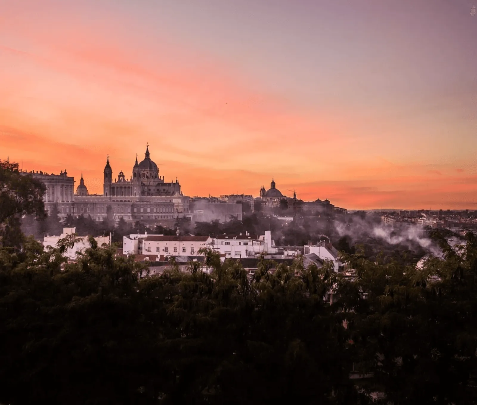 Vista de una ciudad al atardecer